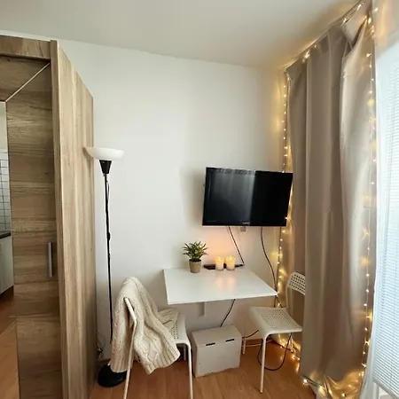 Cozy Next To The Train Station And Near The Center 아파트 *