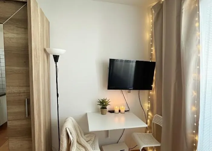 Cozy Next To The Train Station And Near The Center Apartament *